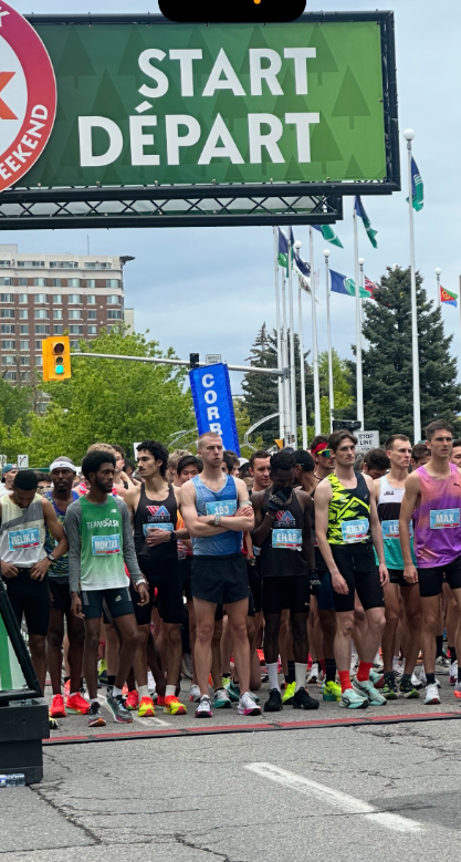 Start of the elite men's race. Elite runner and TRR Coach Thomas Nobbs in the center wearing bib 193.